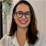 Soy brasileña, vivo en España y me defino como periodista e historiadora con experiencia en docencia. Voy a dar clases de portugué